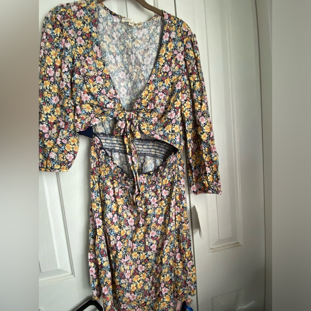 Never worn before. Still has the tag on it. It’s a medium by the brand “bebop”